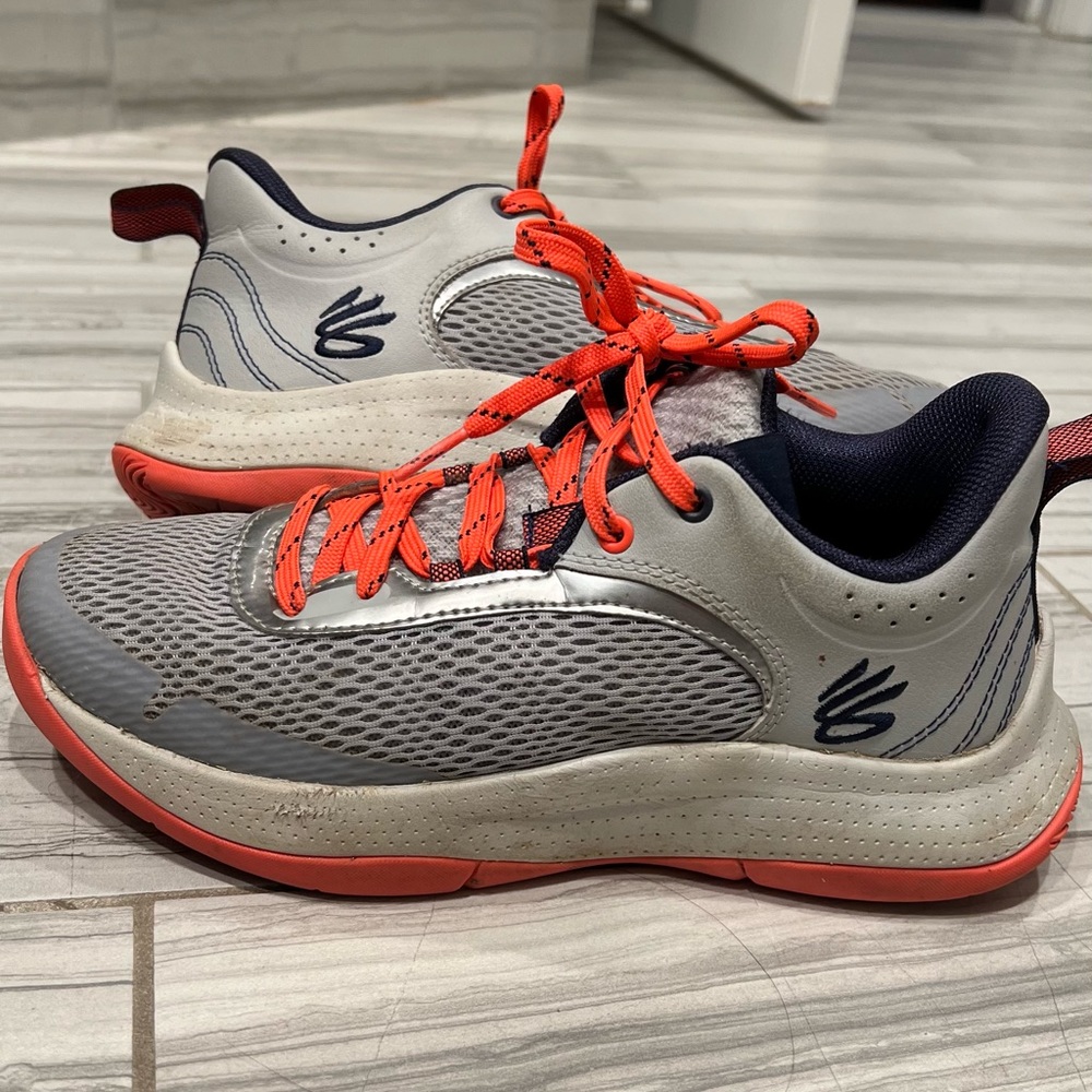 Under Armor CURRY boys basketball shoes size 5.5